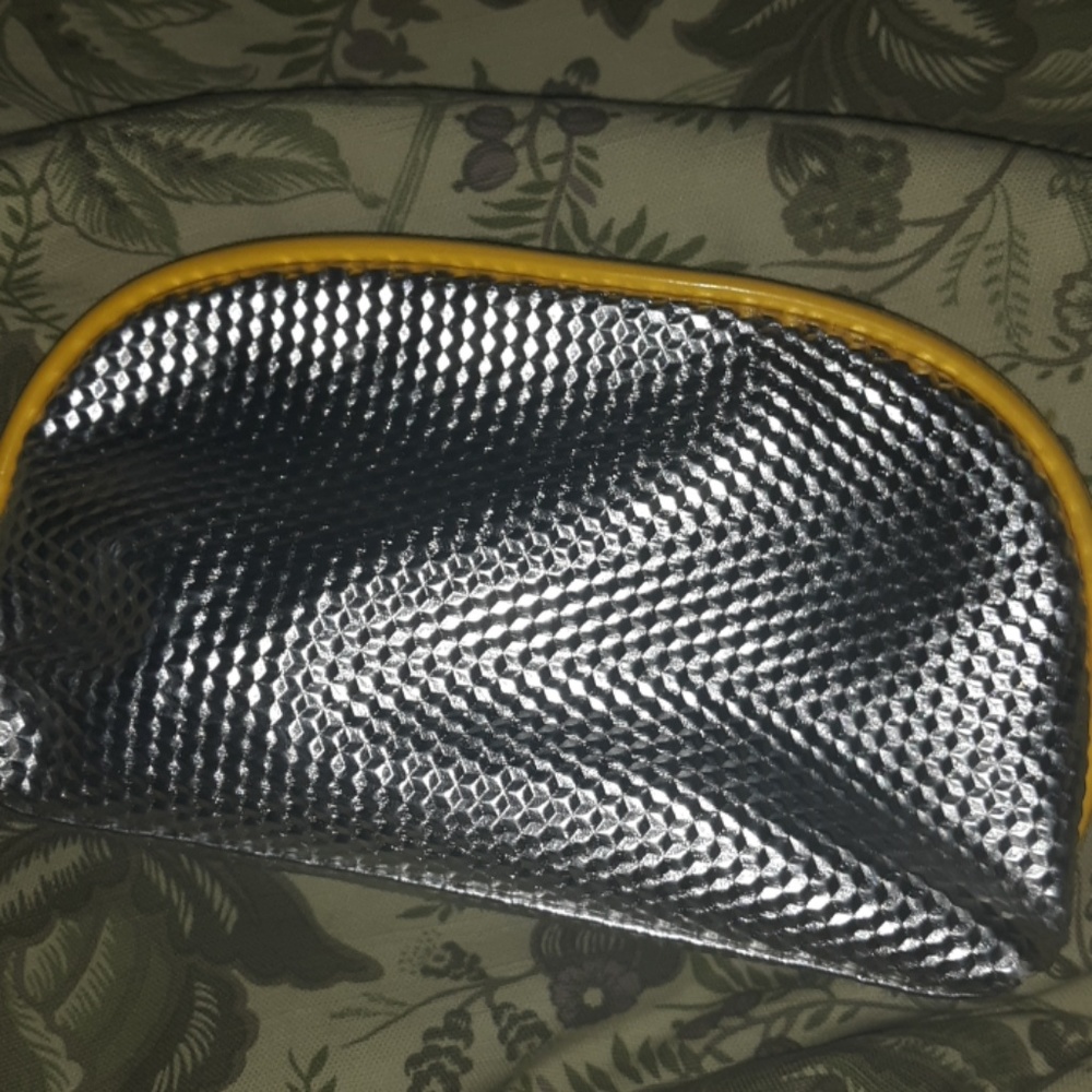 Elizabeth Arden makeup bag